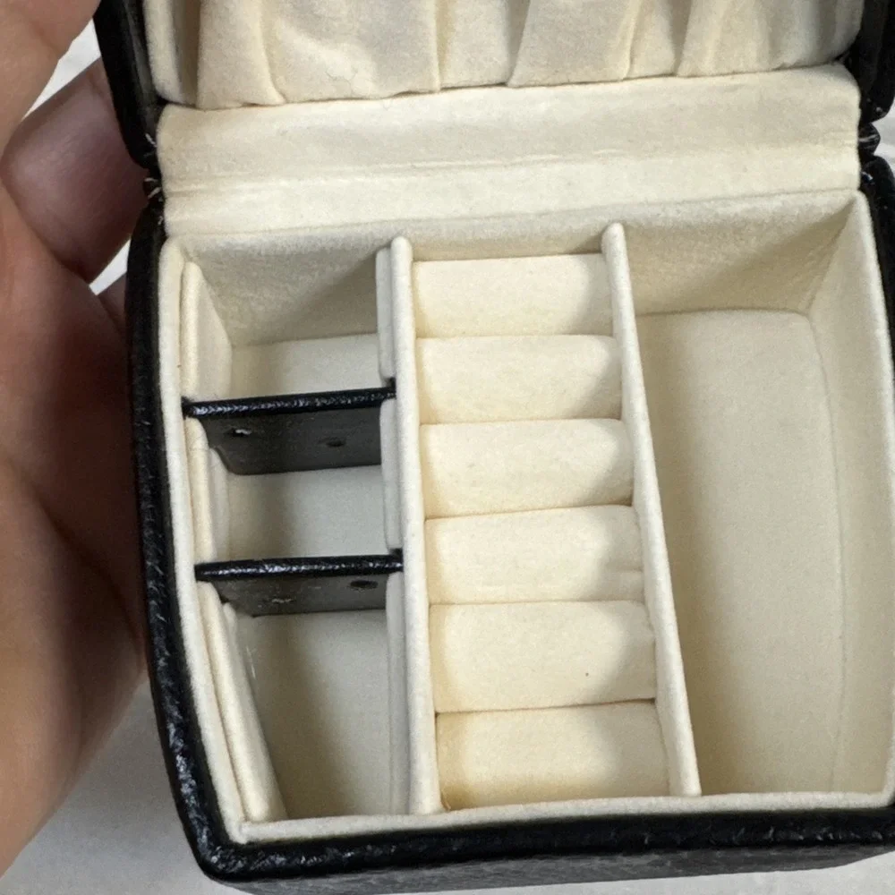 Small travel jewelry box organizer